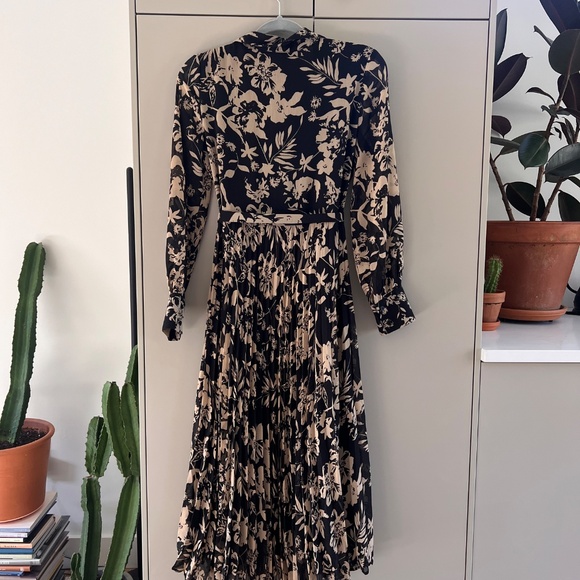 Reserved Pleated Patterned Dress - Picture 5 of 9